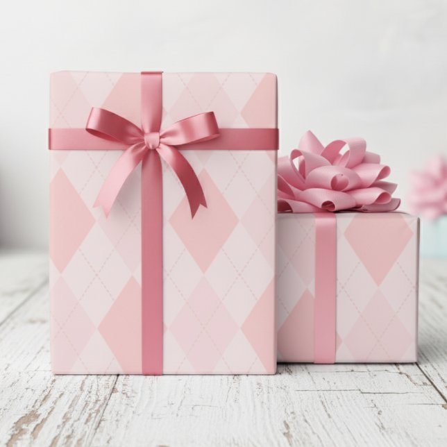 Papel De Regalo Patrón de diamantes de argyle rosado giratorio (Modern Preppy Pink Argyle Wrapping Paper for Her. Trendy Retro Cute Diamond Pattern for Birthday)