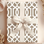 Papel De Regalo Patrón de enrejado marroquí de moda en marrón moch<br><div class="desc">Papel de regalo con patrón de enrejado marroquí marrón mocha y blanco. Perfecto para dar ese toque final a tus regalos y es ideal para cumpleaños,  Navidad,  aniversarios o bodas. Hermosos diseños de papel de regalo modernos y elegantes de Printable Pretty.</div>