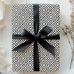 Papel De Regalo Patrón de laberinto de la llave griega en blanco y<br><div class="desc">Elegante Moda de papel de envolvimiento de teclado griego blanco y negro para mazorca. Perfecto para poner ese toque final en tus regalos y es ideal para cumpleaños,  Navidades,  aniversarios o bodas! Hermoso Diseño de Papel de Regalo Moderno y Moderno de moda por Bonito Imprimible.</div>