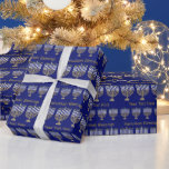 Papel De Regalo Patrón de Menorah Gold de Hanukkah Personaliza est<br><div class="desc">Desenvuelva ocho noches de diversión de Hanukkah con este clásico papel de envoltura de Menorah [Hanukiah]. Las filas de Menorahs dorados y blancos de dos tamaños se dividen entre ellas con el texto personalizado en un color dorado sobre el fondo azul oscuro y rico. Hanukkah Las bendiciones pueden cambiarse a...</div>