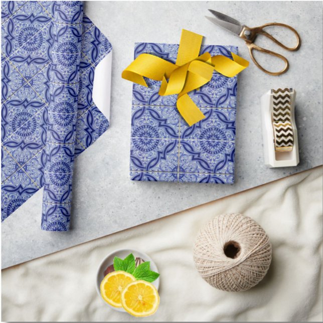 Papel De Regalo Patrón de mosaico cerámico del Mediterráneo azul y (Liven up your gift game with this pretty blue + white Mediterranean tile pattern wrapping paper! )