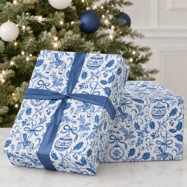 Papel De Regalo Patrón de Navidad Blanco Azul de Fiesta (elegant delft blue white christmas holiday scandinavian dala horse greenery ornaments wrapping paper)