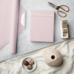 Papel De Regalo Patrón de rayas diagonales rosa y blanca bonito<br><div class="desc">Papel de envolvimiento de moda festivo,  moderno y sencillo con rayas diagonales en color rosa y blanco. Envuelve tus regalos con amor,  perfecto para El día de San Valentín,  cumpleaños,  bodas o una ducha de bebé. Diseñado exclusivamente para usted por Happy Dolphin Studio.</div>