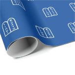 Papel De Regalo Patrón de Torah judía azul y blanco moderno<br><div class="desc">Moderno patrón de Torá judía azul y blanco simple regalo elegante Papel de envolver. Patrón de Torah blanco sobre fondo azul. Este papel de envoltura es muy bueno para Hanukkah,  Chanukah,  bar mitzvah,  bat mitzvah,  Shabbat y Jewish Holidays.</div>