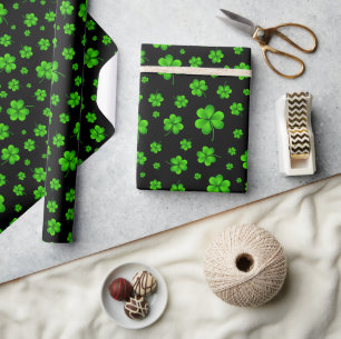 Papel De Regalo Patrón de tréboles verdes sobre fondo negro