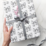 Papel De Regalo Patrón elegante y moderno<br><div class="desc">Papel de envolvimiento de color de agua gris claro. Añade un toque de encanto clásico a tus regalos con este papel de envolver de moda con un patrón de arco de color gris claro y blanco. Perfecto para duchas de novios, duchas para bebés, bodas o cualquier ocasión, este diseño combina...</div>