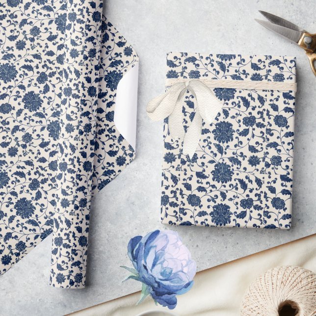 Papel De Regalo Patrón floral azul/cremoso blanco ventilado (Elegant blue and creamy white wrapping paper, featuring a lovely vintage floral botanical pattern!)