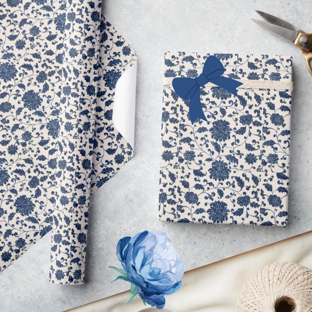 Papel De Regalo Patrón floral azul/cremoso blanco ventilado (Elegant blue and creamy white wrapping paper, featuring a lovely vintage floral botanical pattern!)
