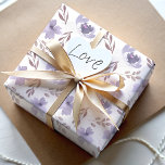 Papel De Regalo Patrón floral de color púrpura moderno<br><div class="desc">Podrá realzar cualquier regalo con nuestro moderno envoltorio de regalo de diseño floral, añadiendo un toque especial a sus regalos. Este papel de envoltura de bonito boho presenta elegantes flores acuarelas sobre un fondo blanco prístino. El patrón de repetición en todo el mundo en tonos morados y azules es perfecto...</div>