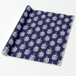 Papel De Regalo Patrón Hanukkah moderno<br><div class="desc">Disponible en diferentes productos. ¿Sabías que puedes transferir este diseño a cualquier producto que quieras por tu cuenta? Si no sabes cómo hacerlo,  por favor revisa mi post para ver cómo hacerlo: www.giftforallseason.com/blog/new-option-at-zazzle-store</div>