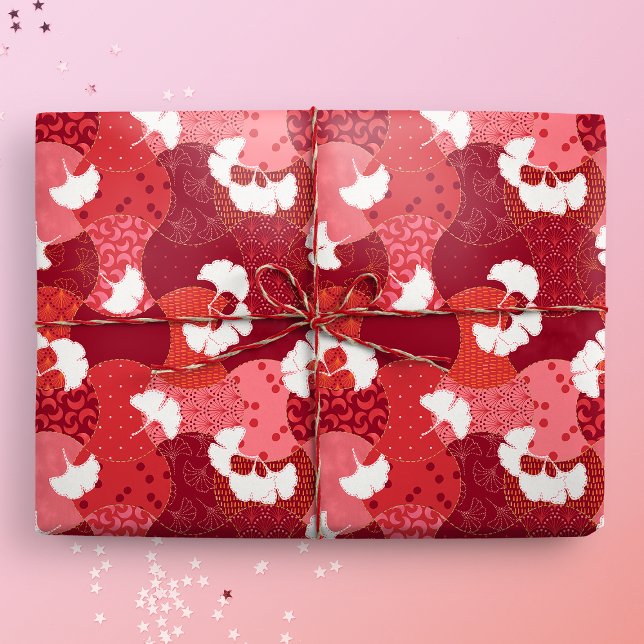 Papel De Regalo Patrón japonés de kimono Ginkgo rojo (Ginkgo Patchwork Gift Mockup)