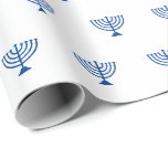 Papel De Regalo Patrón judío minimalista blanco y azul<br><div class="desc">Patrón de menorah judío minimalista blanco y azul,  regalo elegante moderno y elegante Wrapping Paper. Patrón de menorah azul sobre fondo blanco. Este papel de envoltura es muy bueno para Hanukkah,  Chanukah,  bar mitzvah,  bat mitzvah,  Shabbat y Jewish Holidays.</div>