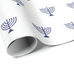 Papel De Regalo patrón menorah judío azul marino blanco minimalist<br><div class="desc">Patrón de menorah judío minimalista blanco y azul marino regalo moderno y elegante Wrapping Paper. Patrón de menorah azul marino sobre fondo blanco. Este papel de envoltura es muy bueno para Hanukkah, Chanukah, bar mitzvah, bat mitzvah, Shabbat y Jewish Holidays.</div>