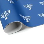 Papel De Regalo Patrón moderno de menorah judía azul y blanco<br><div class="desc">Moderno patrón menorah judío azul y blanco simple regalo elegante Papel de envolver. Patrón menorah blanco sobre fondo azul. Este papel de envoltura es muy bueno para Hanukkah,  Chanukah,  bar mitzvah,  bat mitzvah,  Shabbat y Jewish Holidays.</div>
