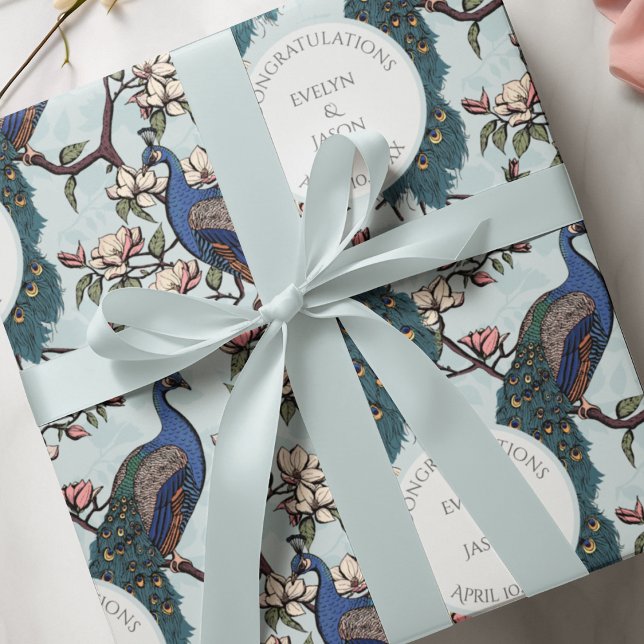 Papel De Regalo Pavo real y flores de boda azul botánico (Elegant Hand Drawn Wedding Design with Blue Peacock Birds & Magnolia Flowers. Soft Blue Background. )