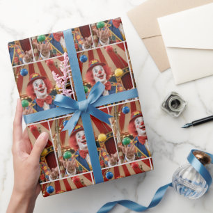 Papel De Regalo Payaso Feliz Lanzando Bolas Coloridas