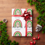 Papel De Regalo Peace Love Joy Merry Christmas Rainbow Photo<br><div class="desc">Plantilla de fotos de Navidades modernos con un arco iris sobre tu propia imagen. El arcoíris colorido consiste en tres patrones de rayas: rojo con estrellas doradas, Relieve metalizado dorado y verde con copos de nieve. Las palabras "paz, amor, alegría" se muestran en letras de escritura de tipografía de moda...</div>