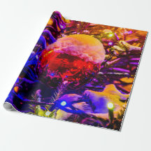 Pelota de ornamentos rojos, cubierta de nieve