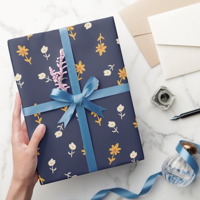 Papel De Regalo Pequeñas flores amarillas y crema en azul marino (Regalar)