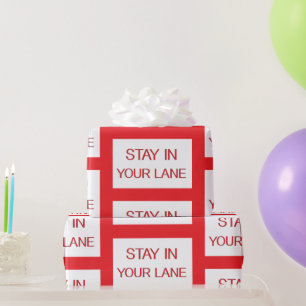 Papel De Regalo Permanece en tu carril divertido señal de tráfico 
