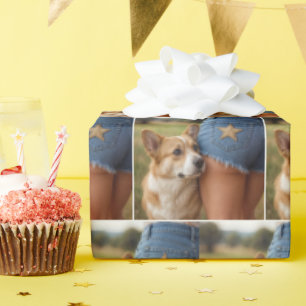 Papel De Regalo Perro Corgi Con Mujer Joven En Pantalones De Denim
