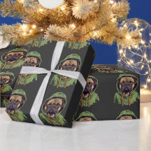 Perro de Pug con capucha verde