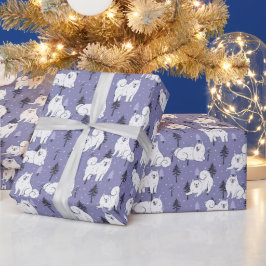 Papel De Regalo Perro Samoyedo con nieve sobre fondo de pinos