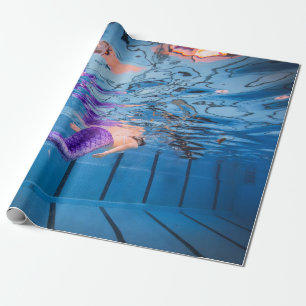 Papel De Regalo Persona con pantalones morados tirada en hamaca az