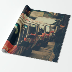 PAPEL DE REGALO PERSONA DE PIE CERCA DEL TAXI ESTACIONADO DURANTE 