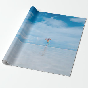 Papel De Regalo Persona parada en el cuerpo del agua