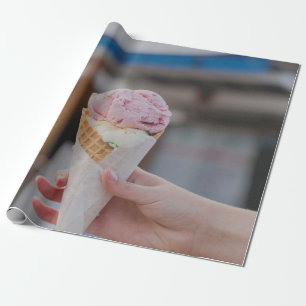 Papel De Regalo Persona sosteniendo helado de fresa