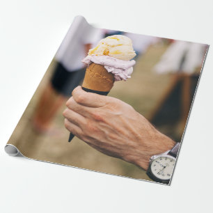 Papel De Regalo Persona sosteniendo helado en el cono