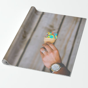Papel De Regalo Persona sosteniendo helado multicolor