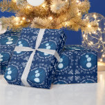 Papel De Regalo Personalizado Azul Vacaciones de Snowman Feliz Han<br><div class="desc">El Personalizado azul dulce Snowman Personalizado de vacaciones de invierno Felices Hanukkah Wrapping Papel regalo Diseño Círculo. Se puede personalizar para cambiar el color de fondo. ¿Se ha acabado el viento del señor Snowman o acaba de perder su equilibrio? La expresión "oh querida" en su pequeña cara nevada me hace...</div>