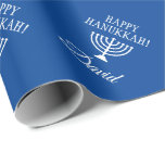 Papel De Regalo Personalizado Feliz feriado judío azul Hanukkah<br><div class="desc">Personalizado Feliz Hanukkah azul y blanco,  papel de envoltura del feriado judío. Pañuelos personalizados de envolver con el nombre y el soporte de velas menorah. Añada su propio nombre personalizado,  Navidades saludando o monogramas. Elegante diseño navideño con estampado decorativo de símbolo religioso. Acabado mate o brillante.</div>