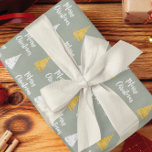 Papel De Regalo Personalizado Sage Green White Golden Christmas Tr<br><div class="desc">Papel de envolvimiento de árbol de Navidad dorado verde y verde personalizado | Modernos y hermosos árboles de Navidad dorados y blancos. Puede cambiar la imagen de los árboles y todo el texto. Efecto digital dorado.</div>