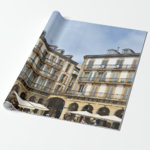 PAPEL DE REGALO PERSONAS CAMINANDO CERCA DEL EDIFICIO BEIGE CONCRE
