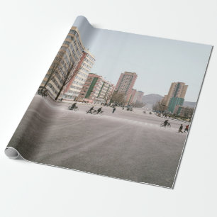 PAPEL DE REGALO PERSONAS DESCONOCIDAS QUE CONDUCEN BICICLETA