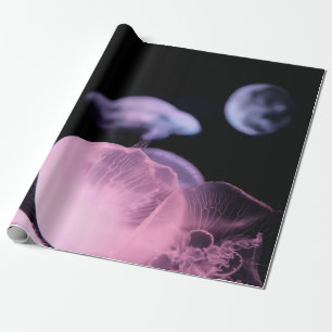 PAPEL DE REGALO PESCADO BLANCO EN AGUA CON FONDO NEGRO