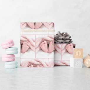 Papel De Regalo Pies de niña con una margarita blanca