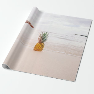 Papel De Regalo Piña en la arena cerca de la playa