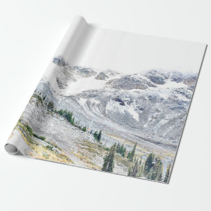 PAPEL DE REGALO PINOS CERCA DE LA MONTAÑA CUBIERTOS DE NIEVE