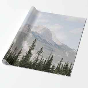 PAPEL DE REGALO PINOS VERDES CERCA DE LA MONTAÑA BAJO NUBES BLANCO
