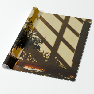 Papel De Regalo Planta verde posa sobre mesa de madera marrón