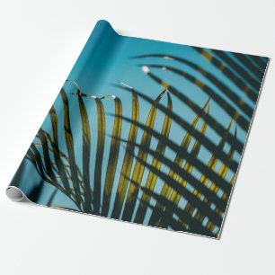 Papel De Regalo Plantas verdes de palma bajo cielo azul por la mañ