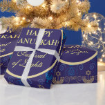Papel De Regalo Primer Fiesta del Festival de las Velas de Hanukka<br><div class="desc">Primera Vela de Hanukkah. Feliz Festival Hanukkah de luces fiesta Envoltura Papel belleza tarjeta feriado judío. Hermosa festividad judía de fondo de Chanukah con símbolos decorativos tradicionales de Chanukah - dreidels de madera (hilatura superior), donuts, hanukkiah menorah, velas, estrella de David y luces brillantes fondo de pared patrón oro hanukkiah...</div>