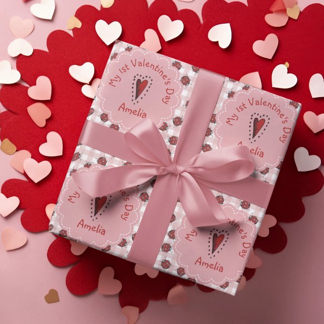 Papel De Regalo Primeros Día de San Valentín rosados y rojos bugs (Sweet Baby Girl First Valentine's Day Wrapping Paper. Pink Gingham, Cute Red Ladybugs, & Red Heart.)