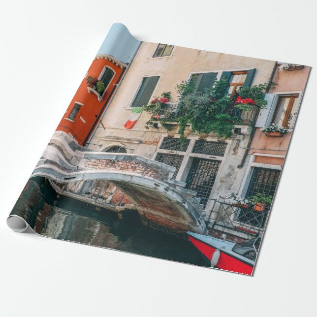 PAPEL DE REGALO PUENTE CONCRETO JUNTO AL EDIFICIO BLANCO (Desenrollado)