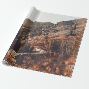 PAPEL DE REGALO PUENTE DE MADERA MARRÓN EN LA MONTAÑA ROCA MARRÓN