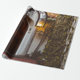 PAPEL DE REGALO PUERTA DE MADERA MARRÓN CERRADA DURANTE EL DÍA